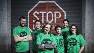 Miembros de la Plataforma de Afectados por la Hipoteca en una manifestación antideshaucios, Barcelona