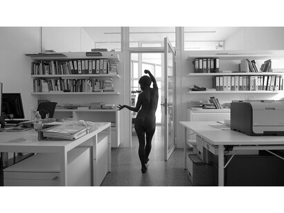 Lili Reynaud-Dewar, Vivre avec ça?! (Museion, Soleil Politique), 2014 (still). Two HD videos, black and white, 10:02 and 10:02 min. Courtesy the artist and Galerie Emanuel Layr, Vienna