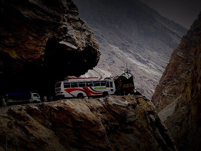 Gli indiani al volante non sono rassicuranti, soprattutto su una strada sterrata