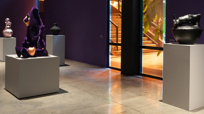 Asicaz Monzón-Aguirre, Envoltorios, exhibition view. Courtesy of La Cometa Gallery