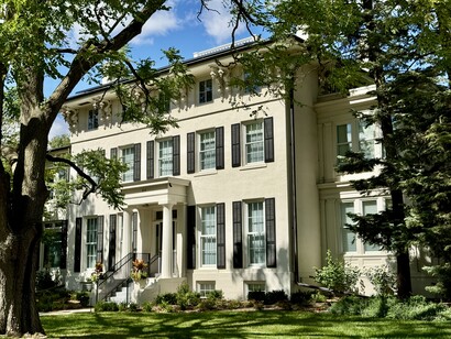 Construida en 1840, la casa es de estilo italianizante y neogriego. Residencia oficial del rector de la Universidad. Es el edificio más antiguo que se conserva. Universidad de Michigan, EE.UU.