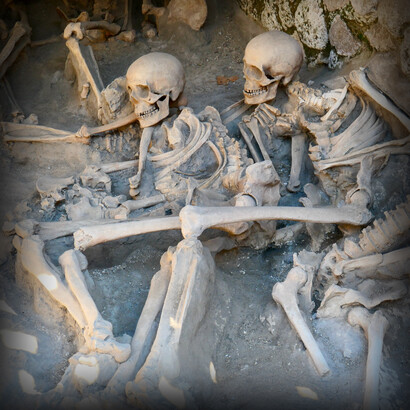 Negli anni ’80, durante gli scavi nei pressi degli antichi fornici (ricoveri per barche), furono scoperti i resti di oltre 300 persone che cercavano di fuggire verso il mare. Nella foto scheletri da Ercolano, Campania, Italia 
