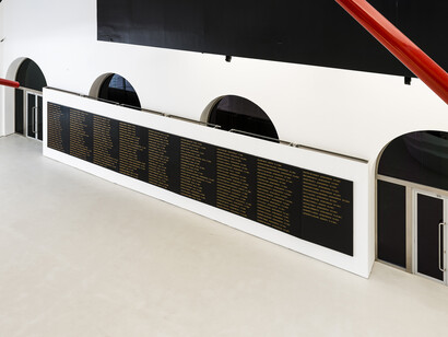 Flavio Favelli,
Gli Angeli degli Eroi,
Acrilico e smalto su pannello,
200 x 1.260 cm,
2015,
courtesy MAXXI,
foto Sebastiano Luciano
