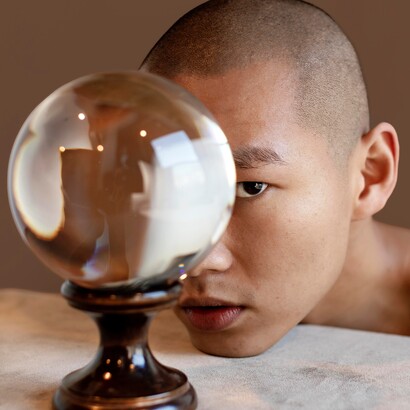 Sia l’amore che il teatro sono esperienze caratterizzate da momenti unici, non completamente riproducibili