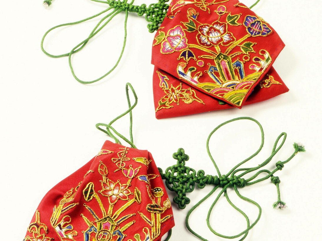Purse, 1850 – 1900, Korea. Museum no. T.102-1924. © Victoria and Albert Museum, London