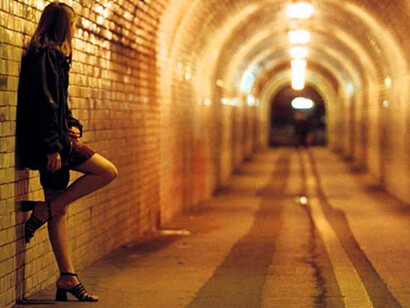 Esperando clientes en una estación del metro