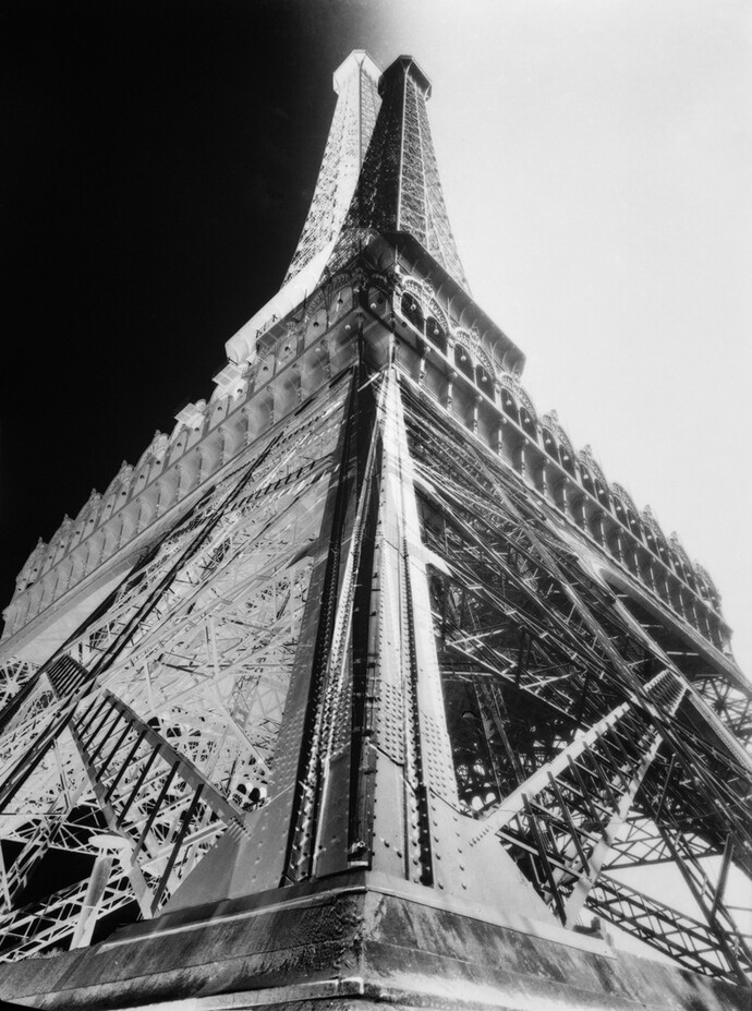 François Kollar, La Tour Eiffel 1931 Montage d‘un négatif et d‘un interpositif, photomontage d‘époque, 18 x 24 cm,. Donation François Kollar, Médiathèque de l‘architecture et du patrimoine.