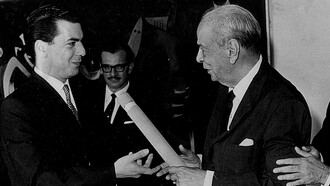 Rómulo Gallegos en persona entrega el premio que lleva su nombre a Mario Vargas Llosa (1967)
