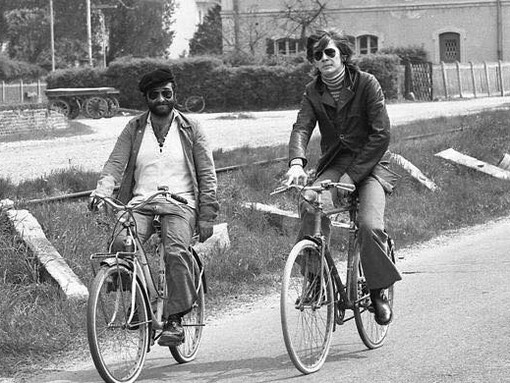 Lucio Dalla e Ron in bicicletta da giovani