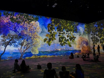 La mostra immersiva ripercorre l’itinerario di Claude Monet attraverso i suoi numerosi viaggi