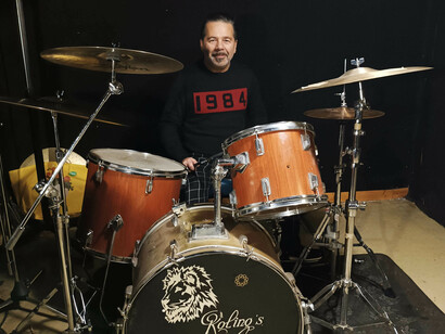 Alessandro Pagani. Attualmente sono batterista del gruppo rock Stolen Apple e del trio punk rock RSA?