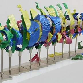 Liu Bolin,
Chaos - Me (detail), 2024,
Painted UV curable resin and stainless steel,
26 x 82 5/8 x 29 1/2 inches (66 x 210 x 75 cm).
Courtesy of the artists and Eli Klein Gallery © Liu Bolin