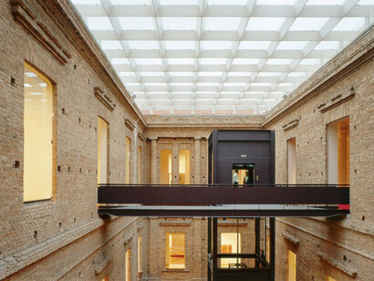 Visão de um andar alto da Pinacoteca, museu de arte de São Paulo do Brasil 