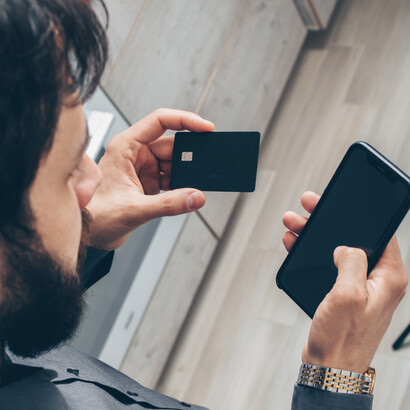 Cliente corre para o seu cartão de crédito para cancelar hotéis e passeios 24 horas antes de embarcar