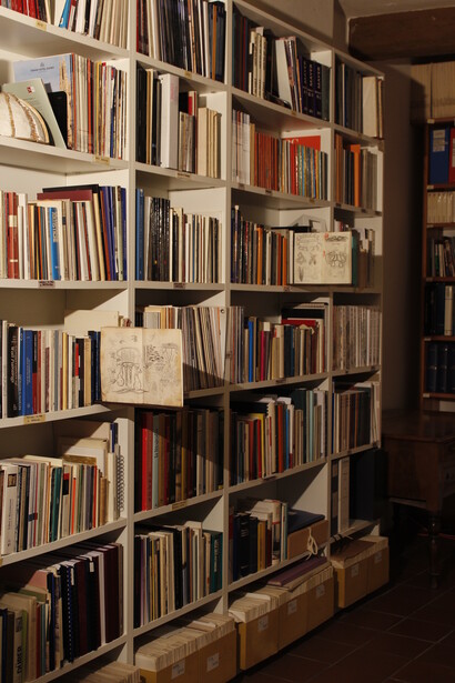 Simone Pellegrini, installazione di libri vergati, grafite su carta, 2014-2018, in esposizione presso il LabOratorio degli Angeli