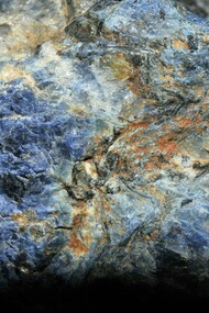 Dumortierita,  mineral fibroso de borosilicato de aluminio, que suele presentar colores que van del azul intenso al violeta, al marrón o al verde, y que tiene una dureza elevada, de 7 a 8 en la escala de Mohs. Municipio de Beraketa, distrito de Bekily, región de Androy, provincia de Toliara, Madagascar