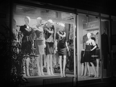 Roupas em vitrine de loja de fast fashion