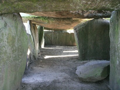 Lors du solstice d’hiver, le soleil se lève face à l’entrée du dolmen