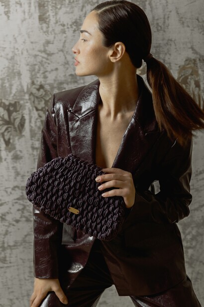 In foto la modella indossa una Mary '20 black