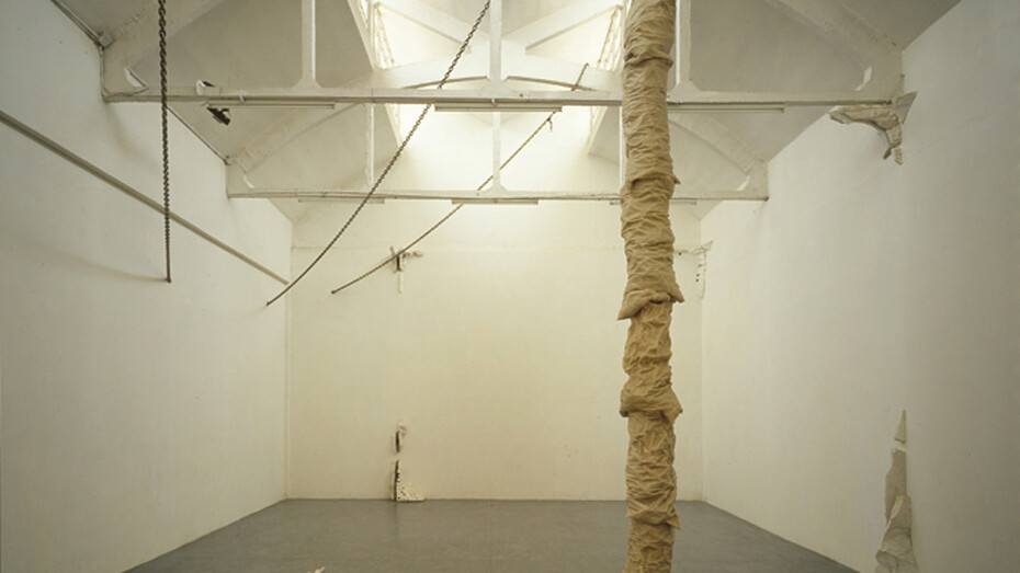 Federico De Leonardis, Carcere d'invenzione I, cera e catene, installazione ambientale, 1986