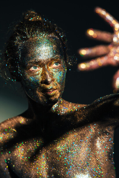 No Brasil, exposições naturistas ainda enfrentam resistência política e social, mas a tendência de apreciar arte de forma despida cresce globalmente, promovendo equidade entre expressão artística e público