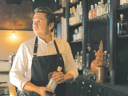 Bartender pega uma garrafa de vinho