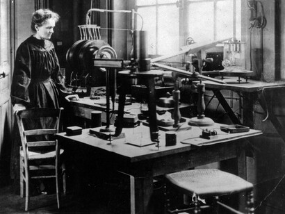 Marie Curie experimentando en su laboratorio