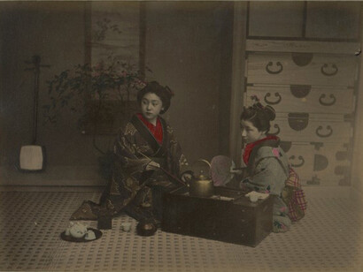 Kusakabe Kimbei, Two gheishas drinking tea, 1880,hand couloured album silver photograph, 26,7 x 20,3 cm 