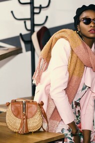 Modelo usa óculos feminino no estilo 'chic'