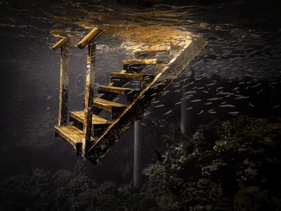 Antigua escalera bajo el agua