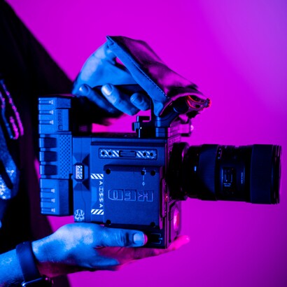 L’attenzione costante allo smartphone rischia di distogliere lo sguardo dal mondo reale e dalle situazioni che richiedono presenza e consapevolezza