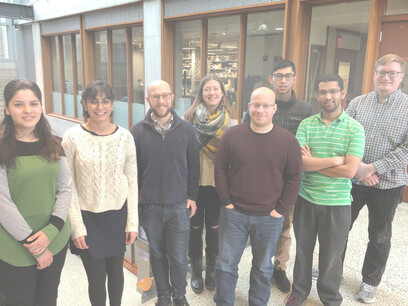 El grupo Rivnay investiga materiales electrónicos basados en polímeros para superar la brecha de señalización (traducción entre la comunicación iónica/biomolecular en biología a la comunicación electrónica en optoelectrónica) 