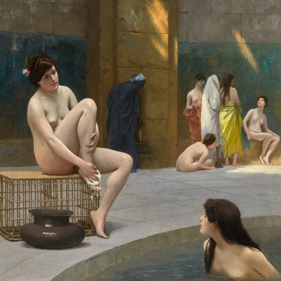 L’apprendimento avviene anche attraverso l’osservazione: le più giovani assimilano gesti che appartengono alla memoria familiare e comunitaria. Jean-Léon Gérôme, Donne al bagno, ante 1889
