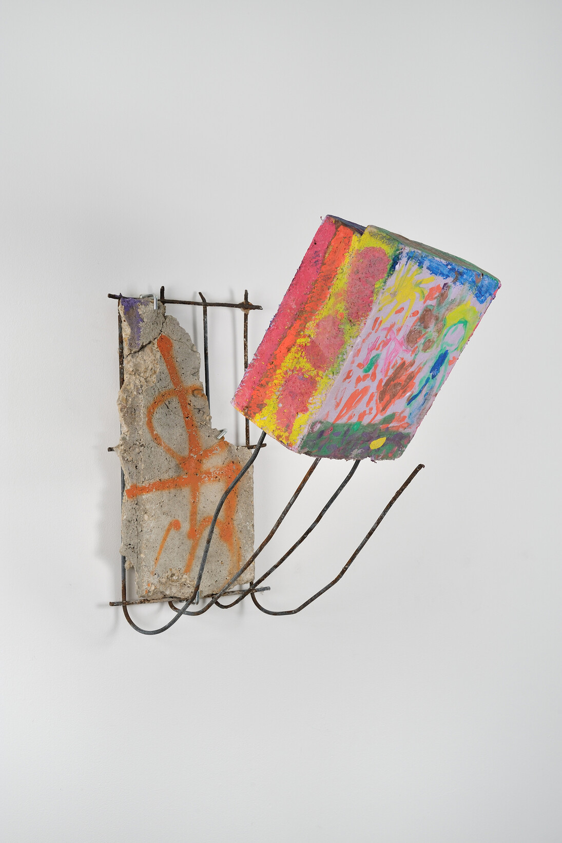 Anita Molinero, Sans titre (multicolores), 2014, (de la série des petits bétons de la petite ceinture), Béton, fer à béton, polystyrène coloré, 52 x 28 x 49 cm, Pièce unique, Certificat d'authenticité, Photo © Rebecca Fanuele
