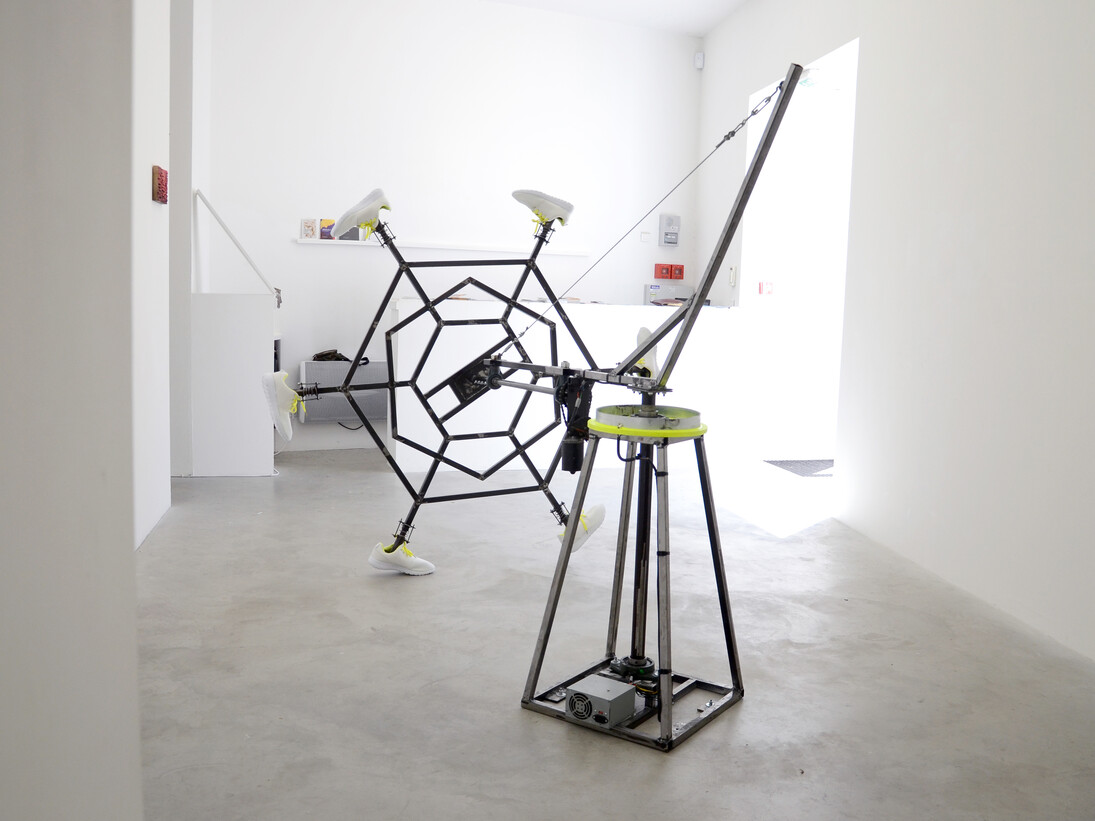 Mouvement vers une sémantique de Fils2pute (D’Après Adidas Lab)
(Movement towards Son of a Bitch semantics (From Adidas Lab)), 2015
Brushed metal, varnish, ball bearings, windscreen wipers, power supply 12V 20 AMP 6MM cables, turnbuckles, springs,
sneakers, 350x350x200 cm