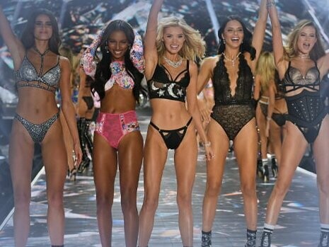 Modelos da Victoria’s Secret em desfile. Para que a marca se reinvente de forma autêntica, mudanças profundas são necessárias. Primeiramente, a marca precisa expandir sua visão de beleza, celebrando corpos reais, em todas as suas formas, idades e histórias. Isso deve ir além de escolhas pontuais de casting, permeando todas as suas campanhas, coleções e estratégias de marketing



