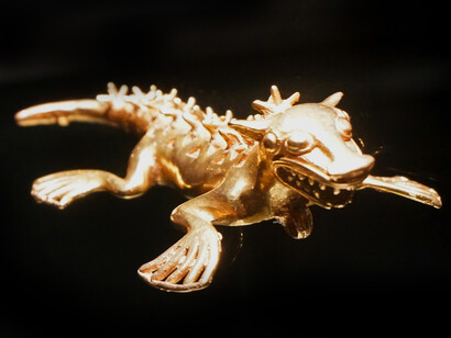 Colgante de oro en forma de lagarto con cabeza de felino, Museo de Oro Precolombino de Costa Rica
