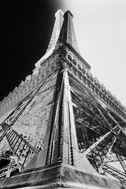 François Kollar, La Tour Eiffel 1931 Montage d‘un négatif et d‘un interpositif, photomontage d‘époque, 18 x 24 cm,. Donation François Kollar, Médiathèque de l‘architecture et du patrimoine.
