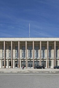 A fachada monumental da Faculdade de Letras de Lisboa ergue-se como templo moderno da cultura e da memória ocidental. Entre colunas, painéis e simetrias, a arquitectura converte-se em linguagem simbólica do conhecimento