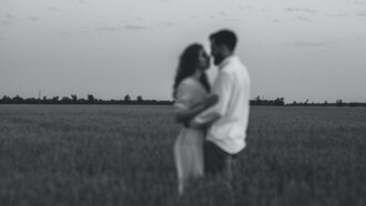 Pareja de enamorados en una pradera. Besémonos con ternura, con inocencia, con pasión, con el alma… 