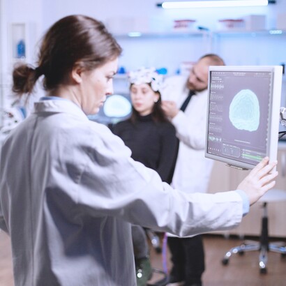 Un sistema di AI può infatti creare problemi se è difficile da interpretare, mal integrato nei processi clinici o utilizzato in modo scorretto