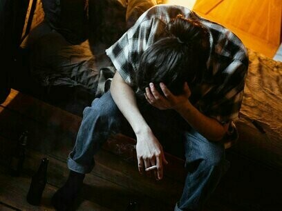 Se deseja o que falta, mas no afã de preencher a falta, traem-se a si mesmas. Inevitavelmente surgem devastação, dificuldades relacionais, problemas, pois não se muda preenchendo, só se muda antagonizando contradições. Antagonizar contradições significa fazê-las confluir para o tempo e contexto presentes. Em outras palavras, só se resolve o que tiraniza, o que desagrada, mergulhando nas contradições, nas fragmentações, isto é, globalizando, açambarcando o que acontece e maleficia