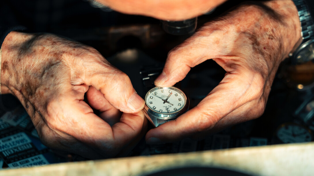 Un relojero veterano repara un reloj en Melbourne, Australia