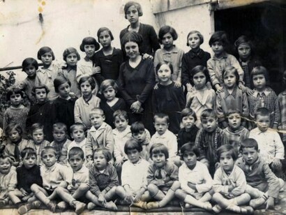 Maestras y alumnos durante la II República española