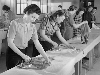 Sarte nel reparto di stireria