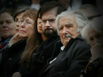 Michel Bachelet, Gabriel Boric und José Mujica bei einer Veranstaltung zum 50. Jahrestag des Staatsstreichs in Santiago, Chile