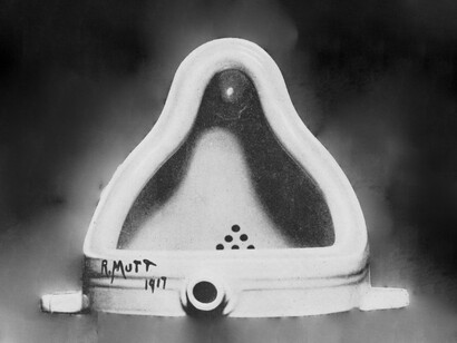 Marcel Duchamp, La fuente (1917). En el caso de Garau, la provocación ya no apunta tanto al arte como a la sociedad que lo legitima, revelando una cultura dispuesta a celebrar la nada cuando viene envuelta en discurso