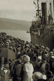 Galicia, Galicia: cientos de personas dicen adiós en el puerto de Vigo a un paquebote con destino a América a principios del siglo XX