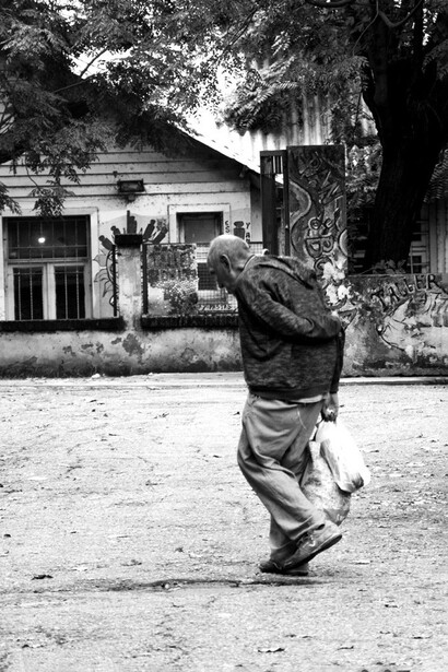 Paciente recorriendo el patio del Hospital. Fundado en 1863, el Borda comenzó como un hospicio que llegó a albergar a más de tres mil internados, muchos por alcoholismo o sífilis en estado avanzado