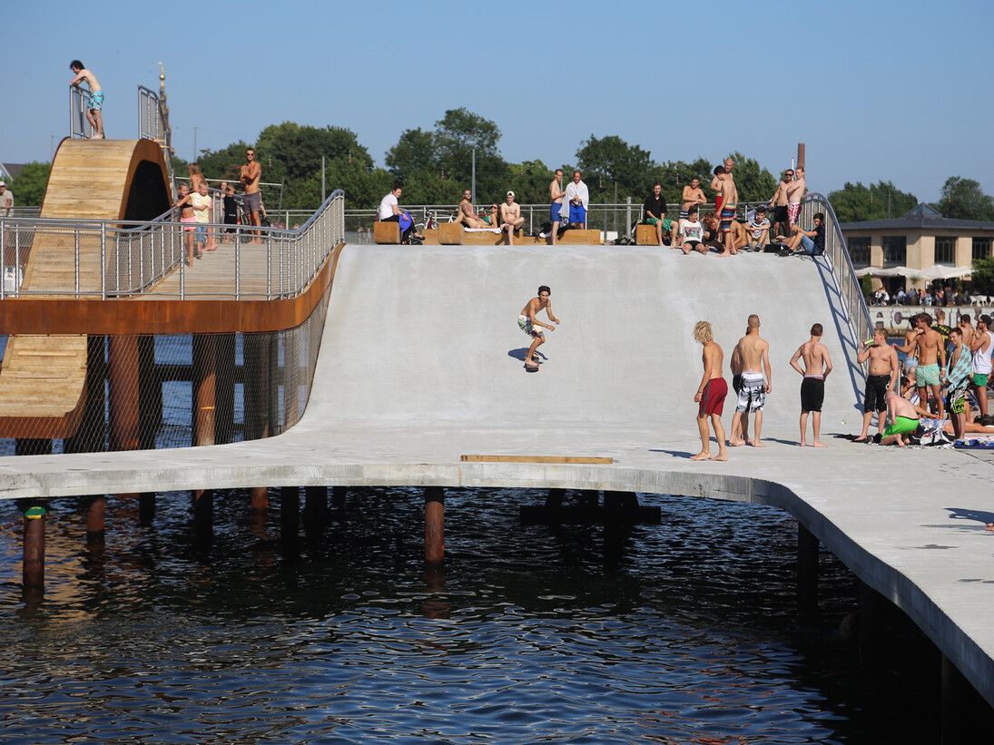 Kalvebod Waves, Bathers at the Kalvebod Waves, photographer Kasper Egeberg for Danish Architecture Centre (2013)